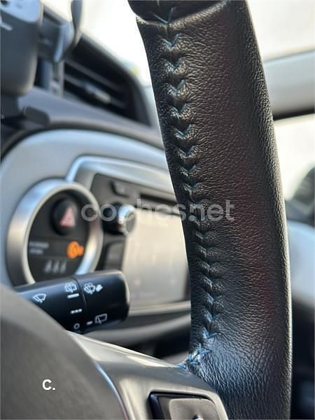 Usado Toyota Yaris Hybrid Active 100 CV (73 kW) 2013 Blanco Berlina