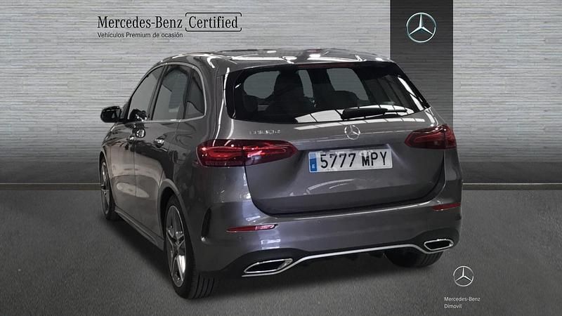 Usado Mercedes B180 AMG line 116 CV (85 kW) 2024 Gris montaña Monovolumen
