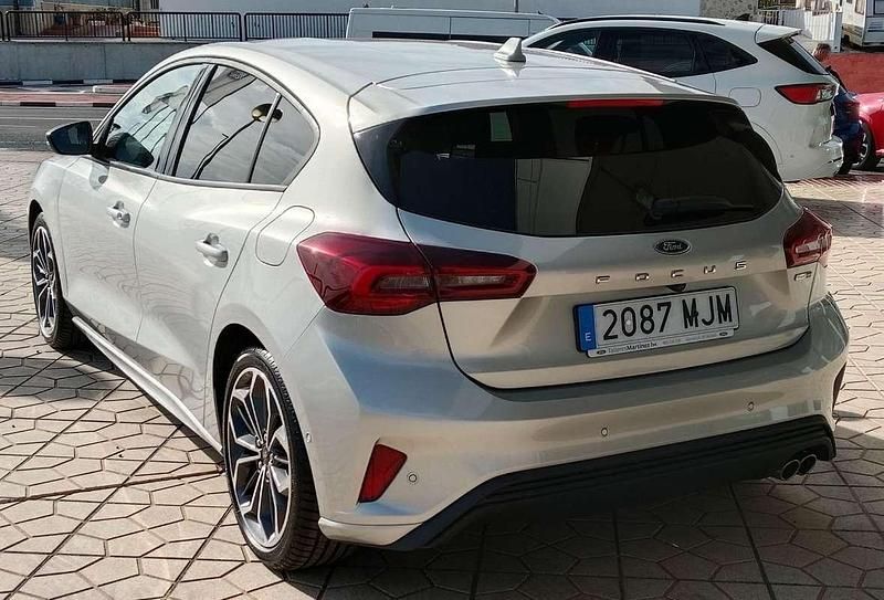 Usado Ford Focus ST-Line X 125 CV (91 kW) 2023 Gris Utilitario
