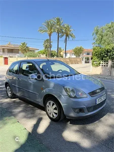 Usado Ford Fiesta 90 CV (66 kW) 2006 Azul Utilitario