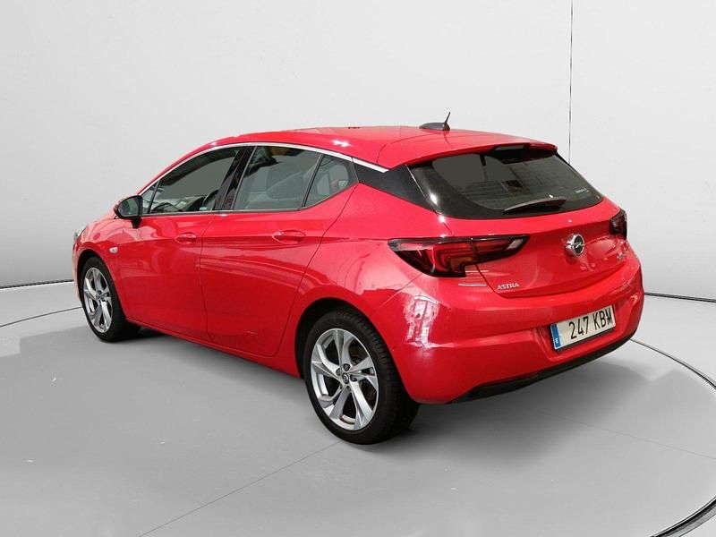 Usado Opel Astra Dynamic 111 CV (81 kW) 2017 Rojo Utilitario