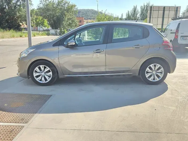 Usado Peugeot 208 Active 82 CV (60 kW) 2014 Beige Utilitario