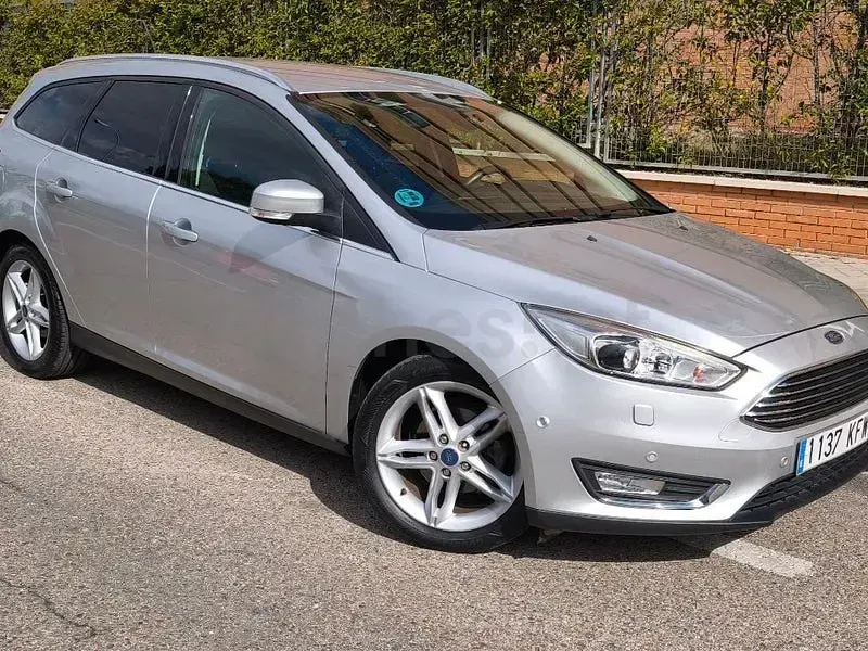 Usado Ford Focus Titanium 125 CV (91 kW) 2017 Gris / plata Familiar