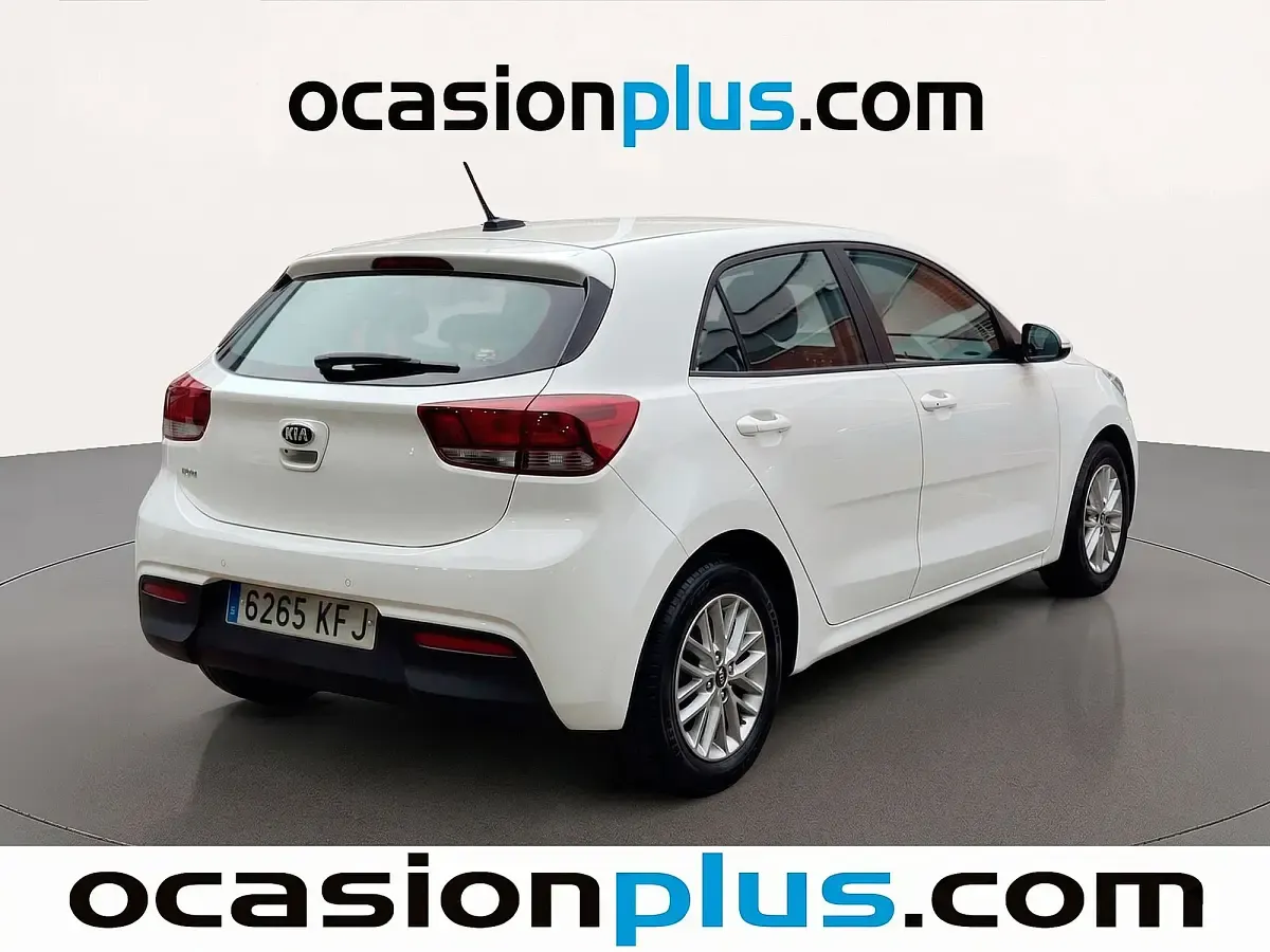 Usado Kia Rio 84 HP (61 kW) 2017 Branco Citadino