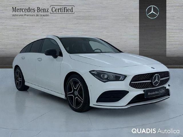 Usado Mercedes CLA200 Shooting Brake AMG line 150 CV (110 kW) 2023 Blanco polar Familiar
