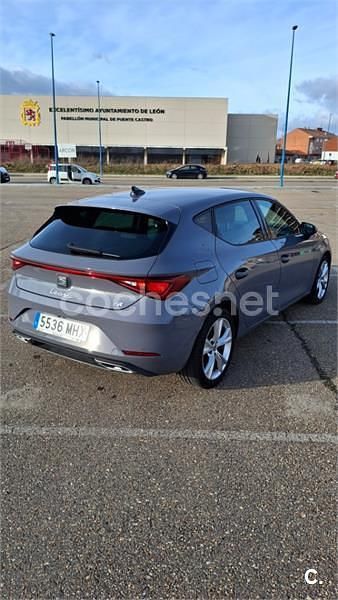 Usado Seat Leon FR 110 CV (80 kW) 2023 Gris / plata Berlina