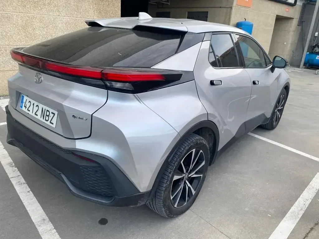 Usado Toyota C-HR Advance 140 CV (102 kW) 2025 Plata SUV