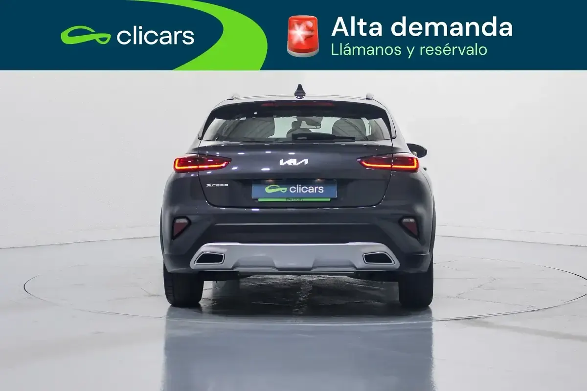 Usado Kia XCeed 120 CV (88 kW) 2022 Gris / plata SUV