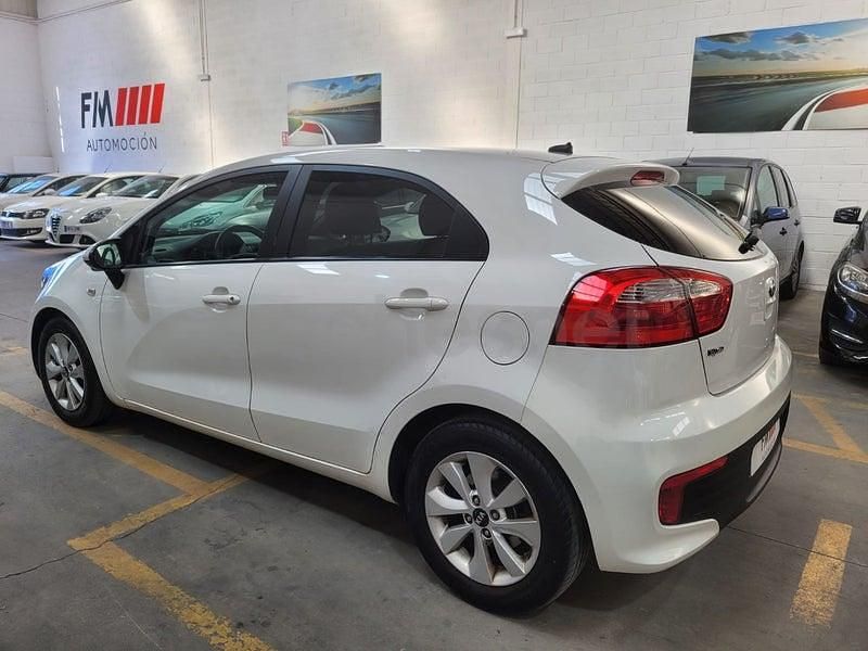 Käytetty Kia Rio 84 HP (61 kW) 2015 Valkoinen Sedan