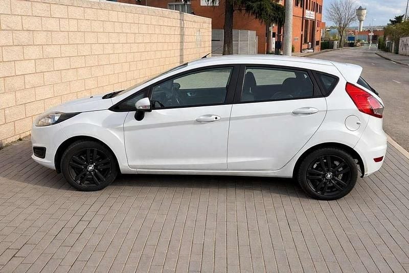 Usado Ford Fiesta Trend 75 CV (55 kW) 2016 Blanco Utilitario