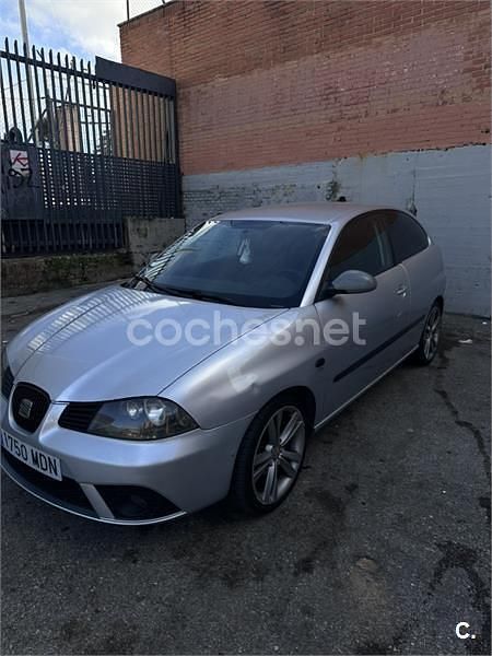 Usado Seat Ibiza 100 CV (73 kW) 2006 Gris / plata Utilitario