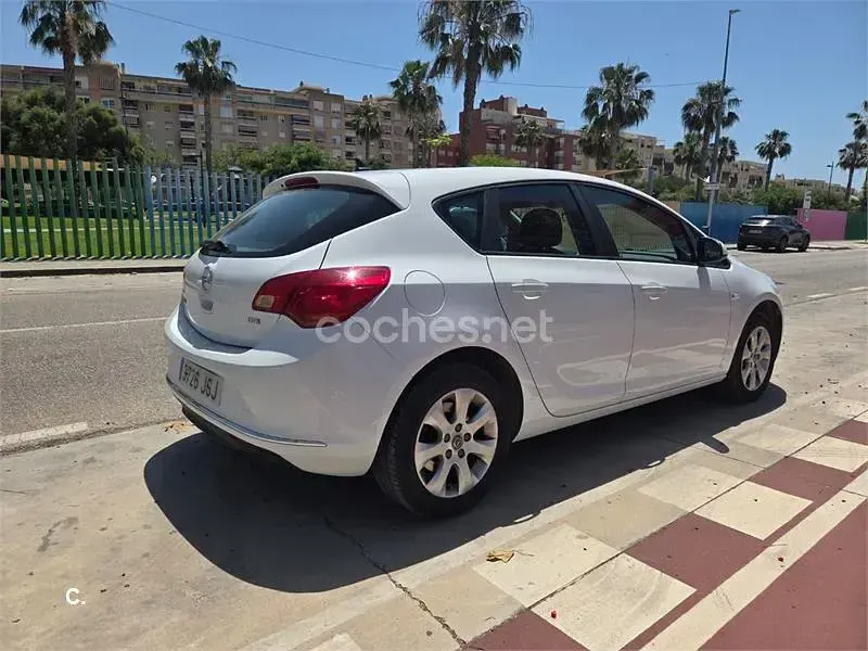 Usado Opel Astra Business 110 CV (80 kW) 2015 Blanco Berlina