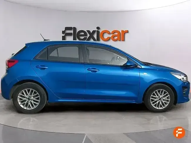 Usado Kia Rio 100 CV (73 kW) 2022 Azul Berlina