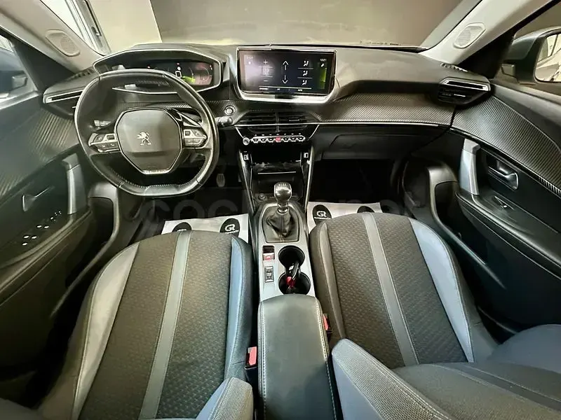 Usado Peugeot 2008 Allure 100 CV (73 kW) 2020 Gris / plata SUV