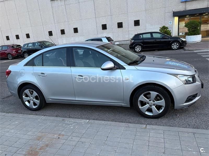 Usado Chevrolet Cruze LT 163 HP (119 kW) 2011 Cinzento Sedan