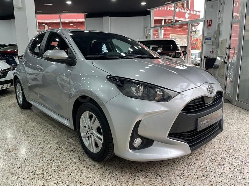 Usado Toyota Yaris 125 CV (91 kW) 2023 Gris / plata Utilitario
