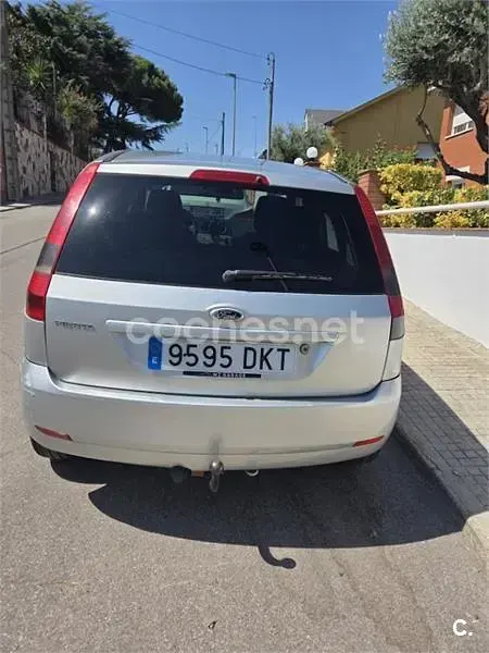 Usado Ford Fiesta 68 CV (50 kW) 2005 Gris / plata Utilitario