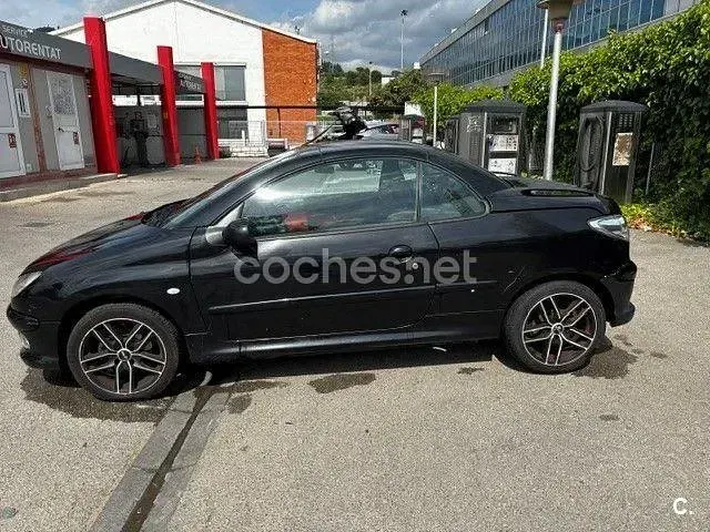 Usado Peugeot 206 110 CV (80 kW) 2002 Negro Descapotable