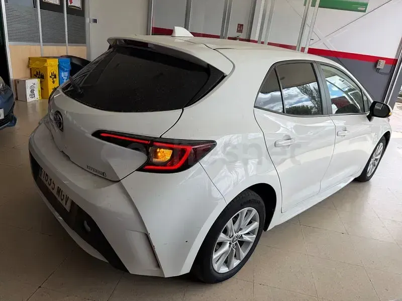 Usado Toyota Corolla Active 140 CV (102 kW) 2023 Blanco Berlina