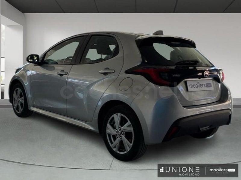 Usado Toyota Yaris Hybrid Active 116 CV (85 kW) 2024 Gris / plata Berlina