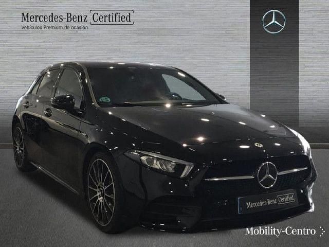 Usado Mercedes A180 AMG line 116 CV (85 kW) 2021 Negro cosmos Utilitario