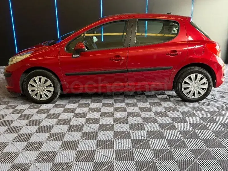 Usado Peugeot 207 75 CV (55 kW) 2008 Granate Berlina