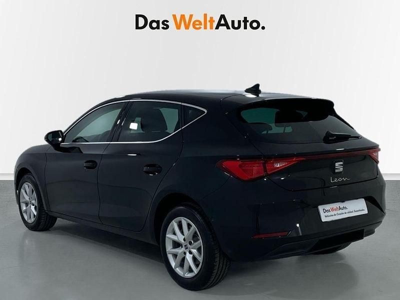 Usado Seat Leon Style 150 CV (110 kW) 2025 Negro Berlina