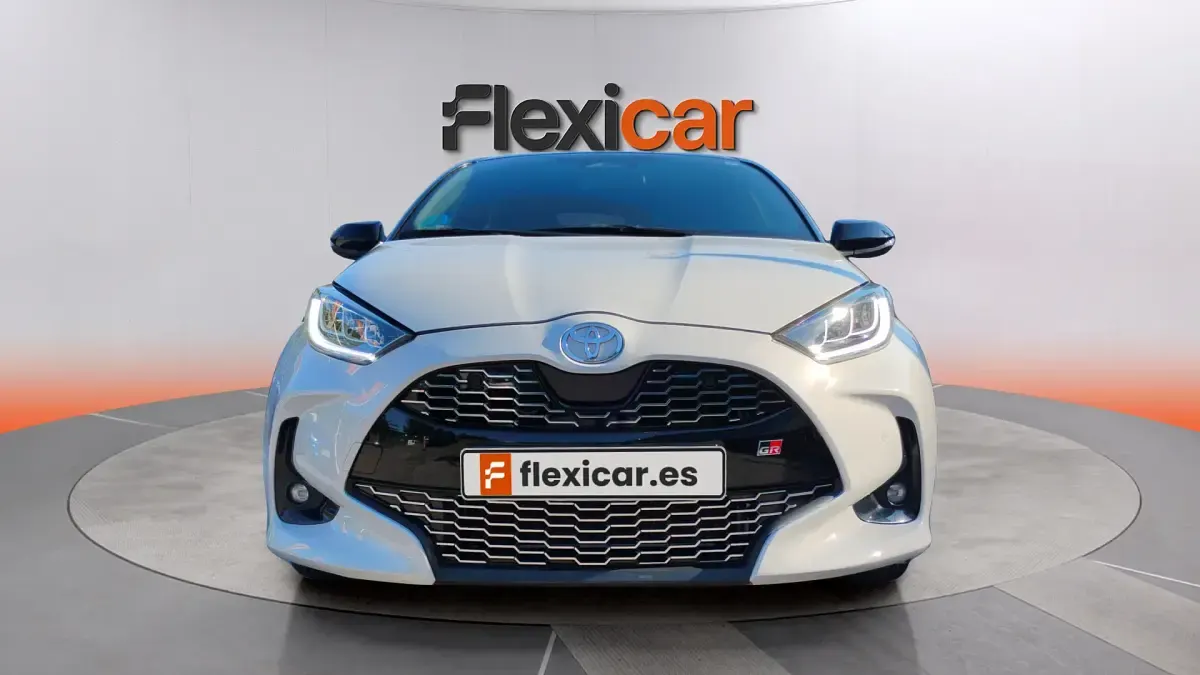 Usado Toyota Yaris Hybrid Plus 130 CV (95 kW) 2024 Gris Berlina