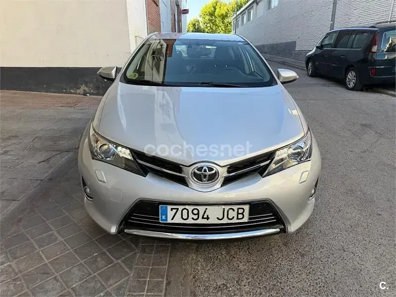 Usado Toyota Auris Advance 124 CV (91 kW) 2015 Gris / plata Familiar