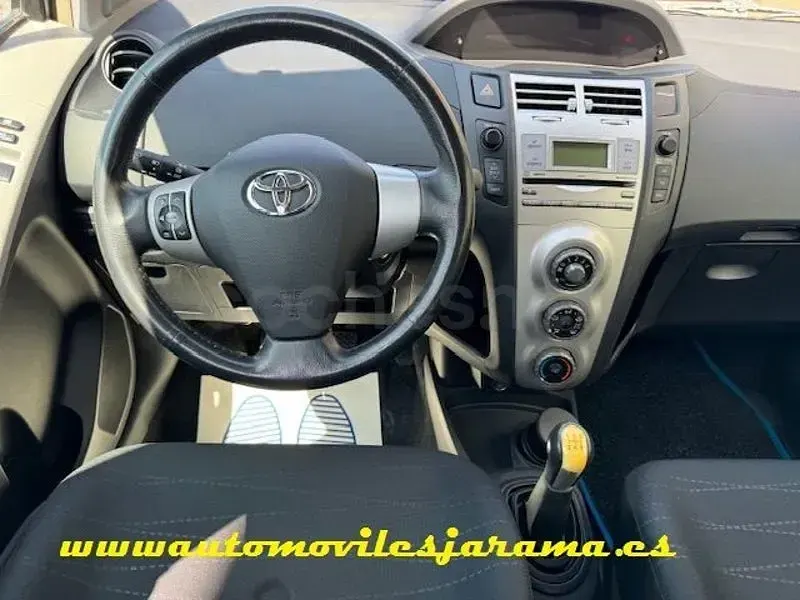 Usado Toyota Yaris Luna 87 CV (63 kW) 2006 Gris / plata Berlina