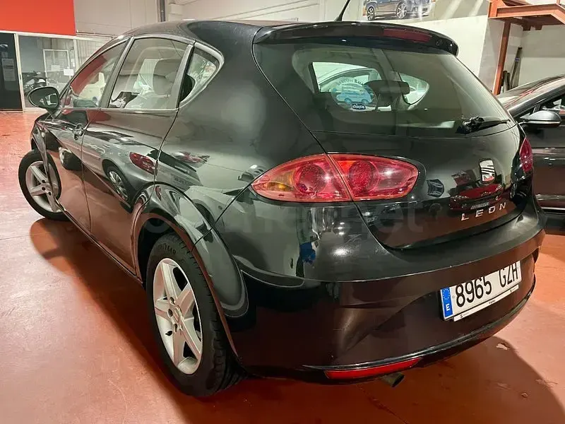 Usado Seat Leon Style 105 CV (77 kW) 2010 Negro Utilitario