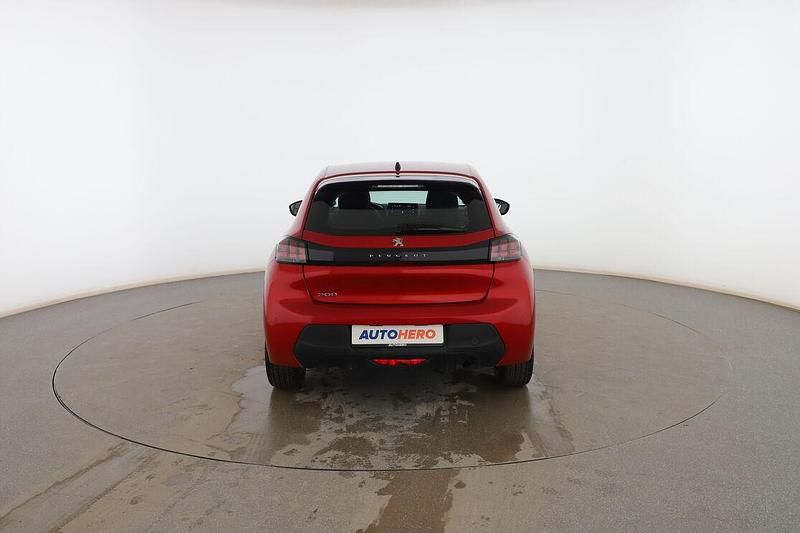 Usado Peugeot 208 Active 101 CV (74 kW) 2021 Rojo Utilitario