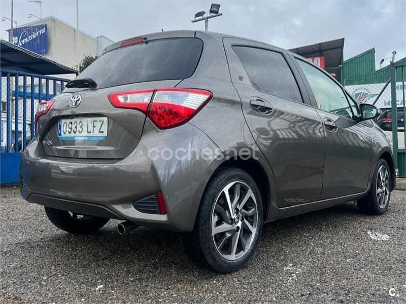 Usado Toyota Yaris 111 CV (81 kW) 2020 Gris / plata Berlina