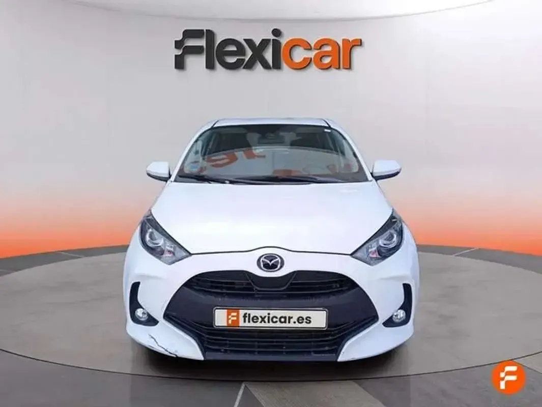 Begagnad Mazda 2 Exclusive-Line 90 HK (66 kW) 2023 Vit Halvkombi