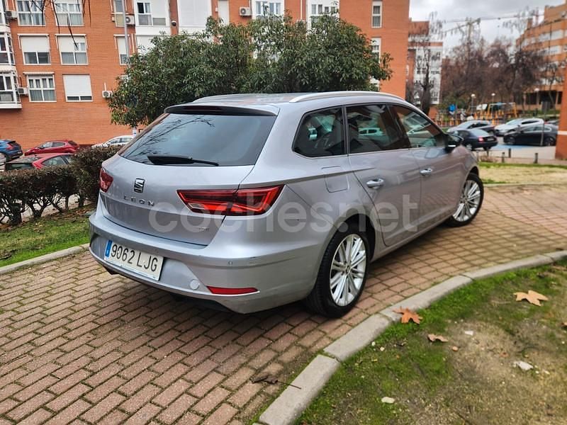 Usado Seat Leon XCELLENCE 130 CV (95 kW) 2020 Gris / plata Familiar