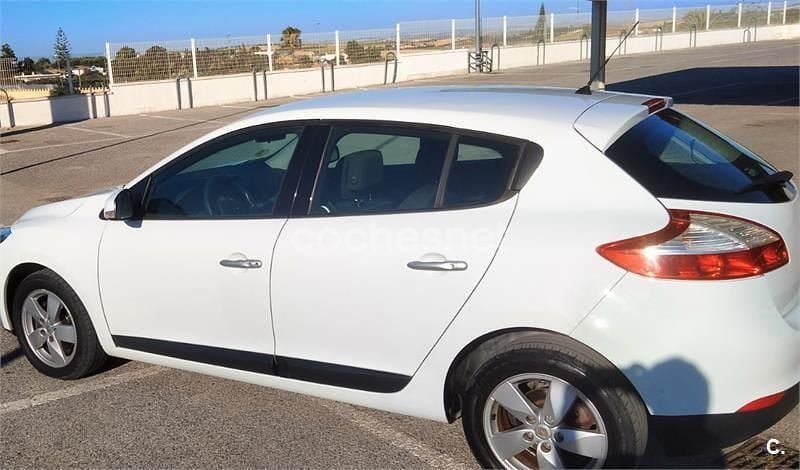 Usado Renault Mégane Dynamique 110 CV (80 kW) 2011 Blanco Berlina