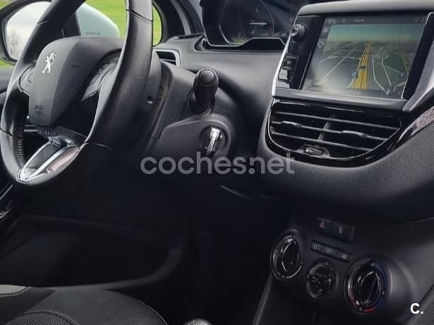 Usado Peugeot 208 Active 82 CV (60 kW) 2015 Blanco Utilitario