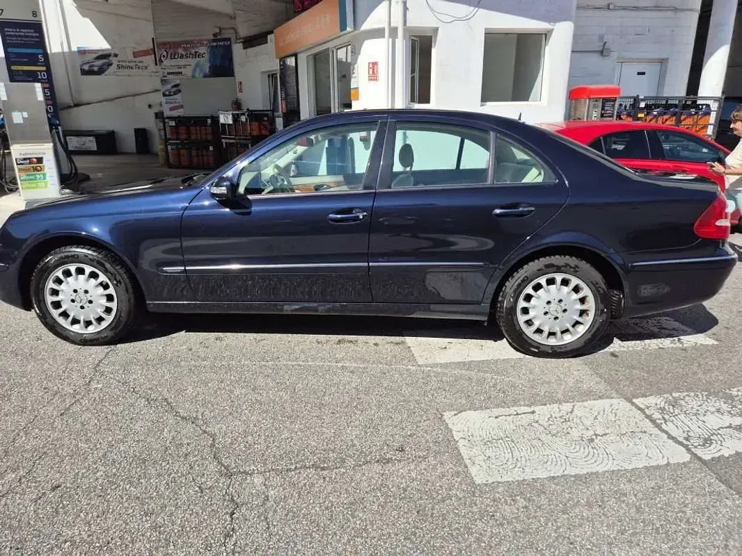 Usado Mercedes E240 177 CV (130 kW) 2004 Azul Berlina