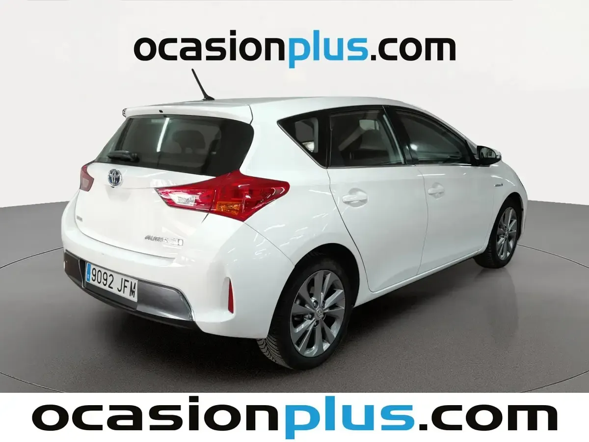 Usado Toyota Auris Hybrid Active 136 CV (100 kW) 2015 Blanco Utilitario
