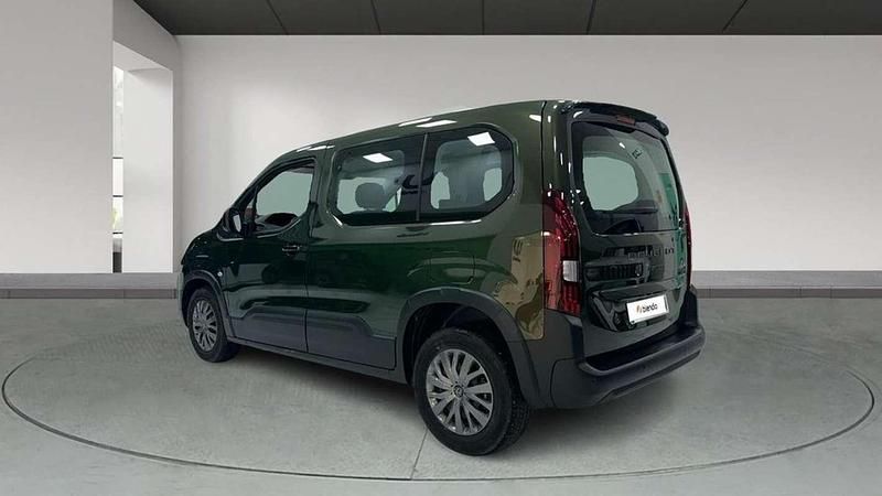 Usado Peugeot Rifter Allure 101 CV (74 kW) 2025 Verde Monovolumen