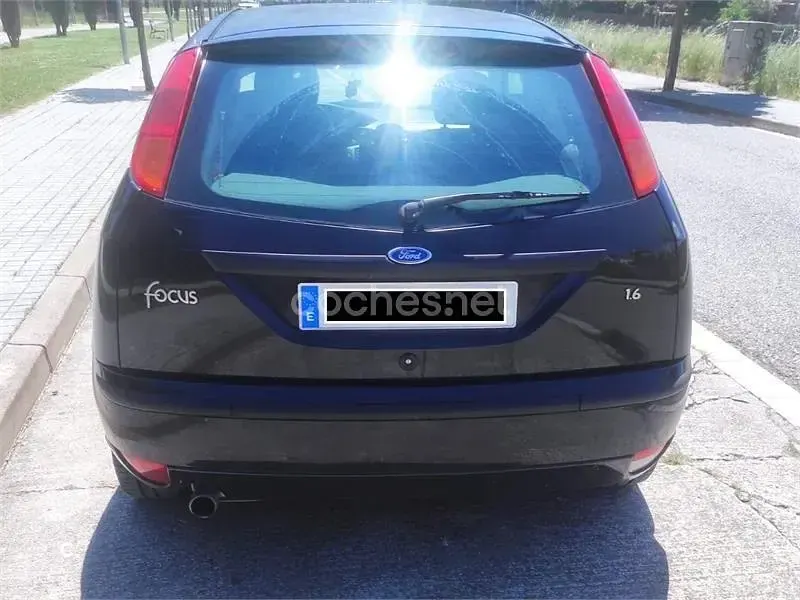 Usado Ford Focus Trend 100 CV (73 kW) 2003 Negro Berlina