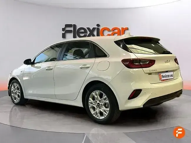 Usado Kia Ceed 136 CV (100 kW) 2023 Blanco Utilitario