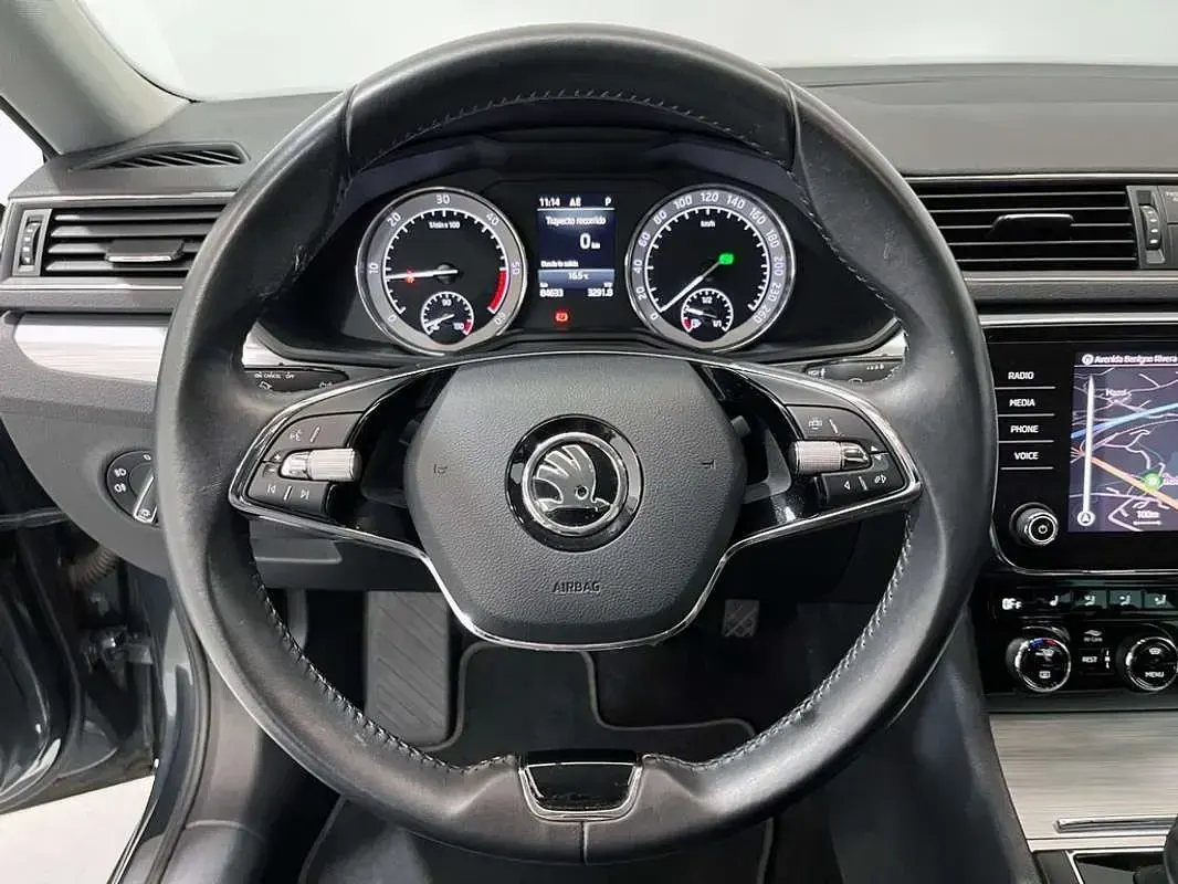 Usado Skoda Superb Style 150 CV (110 kW) 2021 Gris Familiar