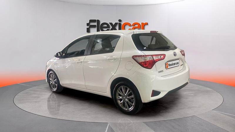 Usado Toyota Yaris Hybrid Active 100 CV (73 kW) 2019 Blanco Berlina