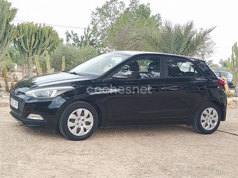 Negro Usado 2015 Hyundai i20 Berlina | 6999 € (Precio justo) - Imagen 1/4