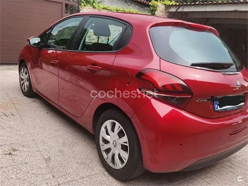 Usado Peugeot 208 Active 100 CV (73 kW) 2015 Granate Utilitario