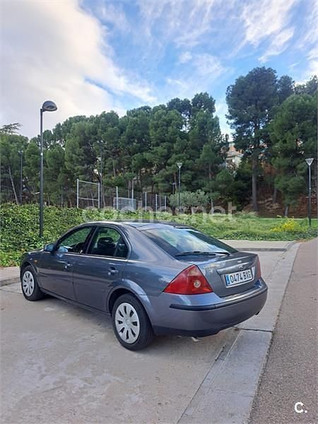 Usado Ford Mondeo Trend 125 CV (91 kW) 2002 Gris / plata Berlina