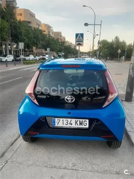 Usado Toyota Aygo X-play 69 CV (50 kW) 2018 Azul Utilitario