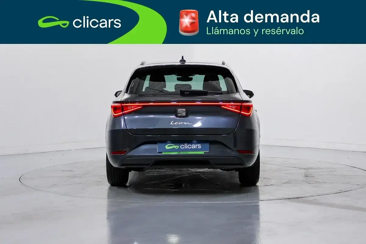 Usado Seat Leon Style 110 CV (80 kW) 2023 Gris Familiar