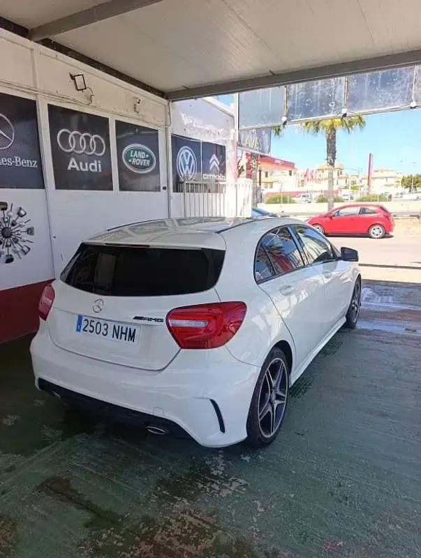 Usado Mercedes A180 AMG line 109 CV (80 kW) 2014 Blanco Utilitario
